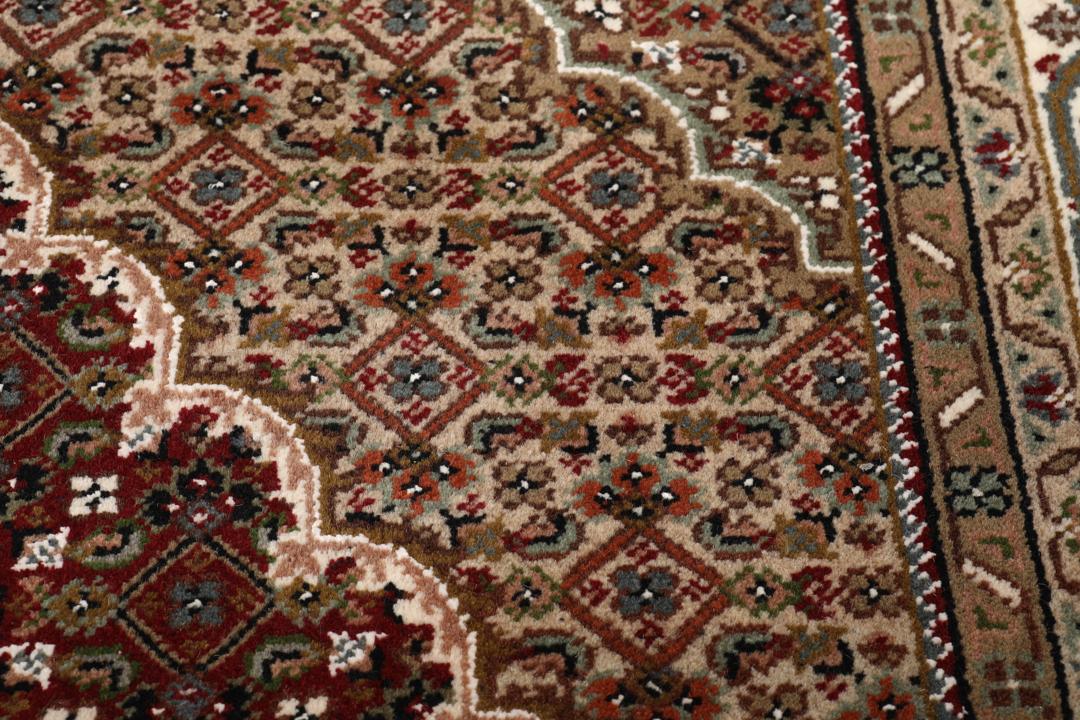 Tapis Tabriz noué à la main avec un motif médaillon floral rouge et beige provenant d'Inde