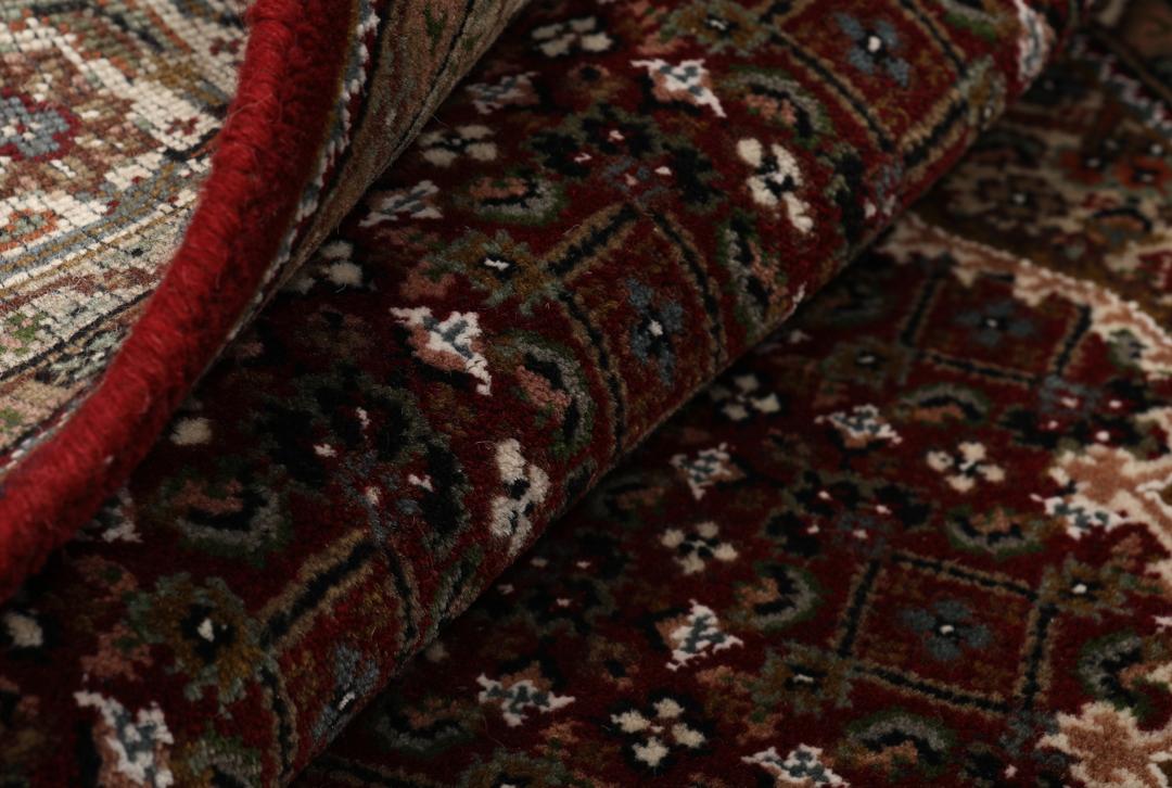 Tapis Tabriz noué à la main avec un motif médaillon floral rouge et beige provenant d'Inde