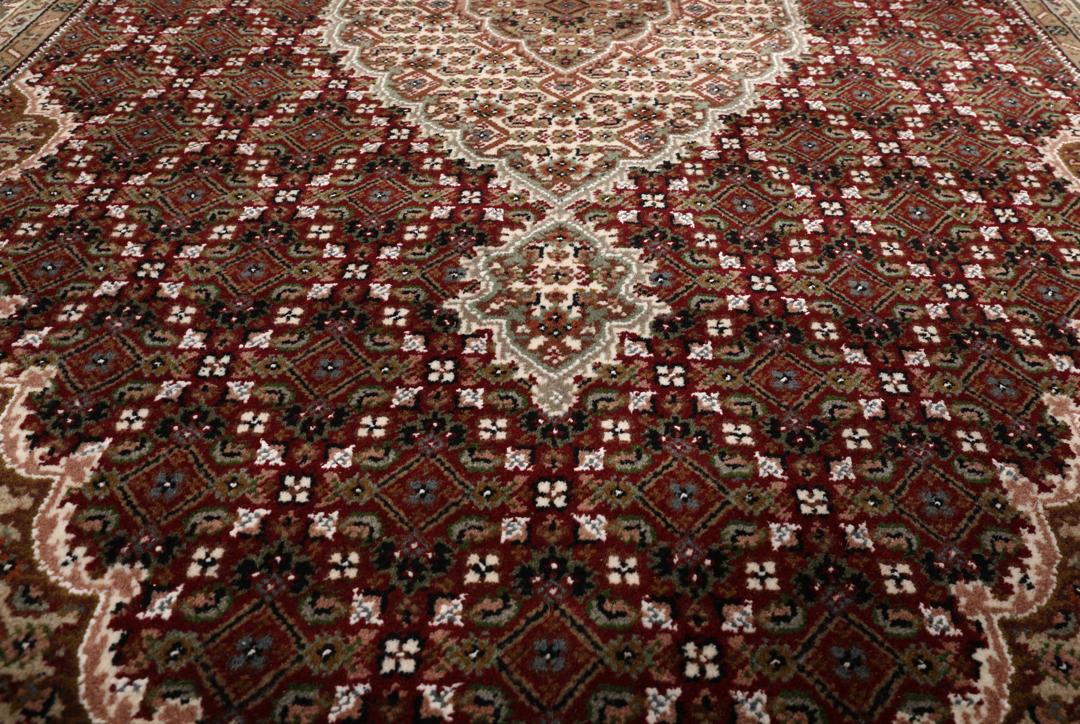 Tapis Tabriz noué à la main avec un motif médaillon floral rouge et beige provenant d'Inde