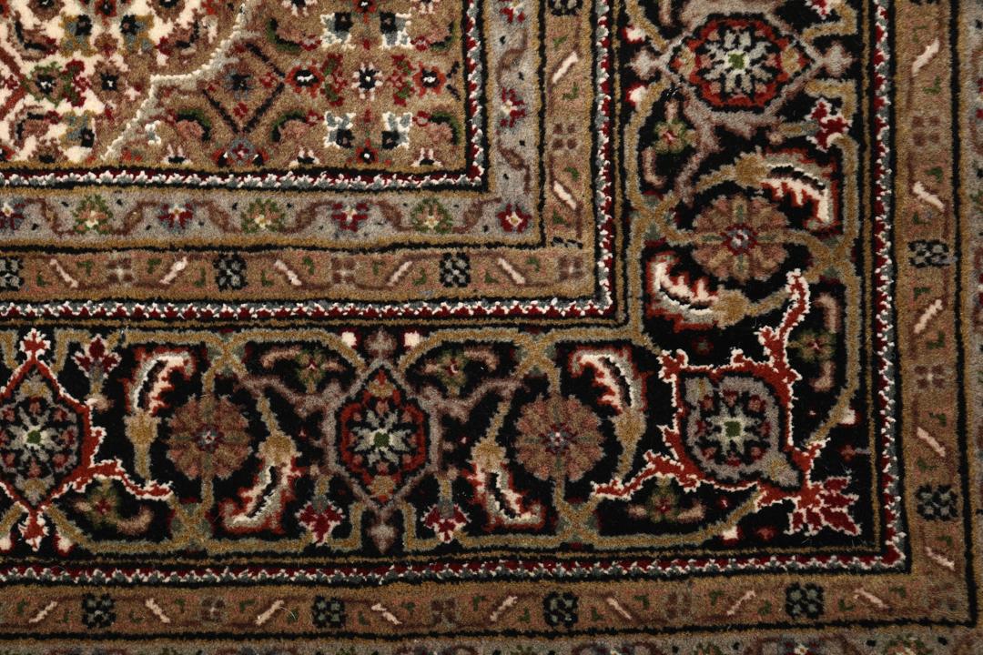Ręcznie wiązany dywan Tabriz z Indii w odcieniach brązu i beżu z centralnym medalionem.