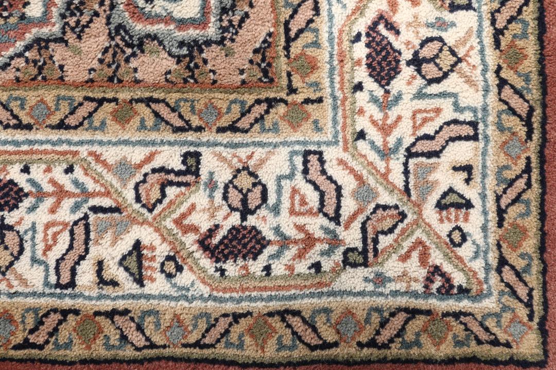 Een handgeknoopt Mir Indo tapijt uit India in donkerrood met een herhalend geometrisch patroon.