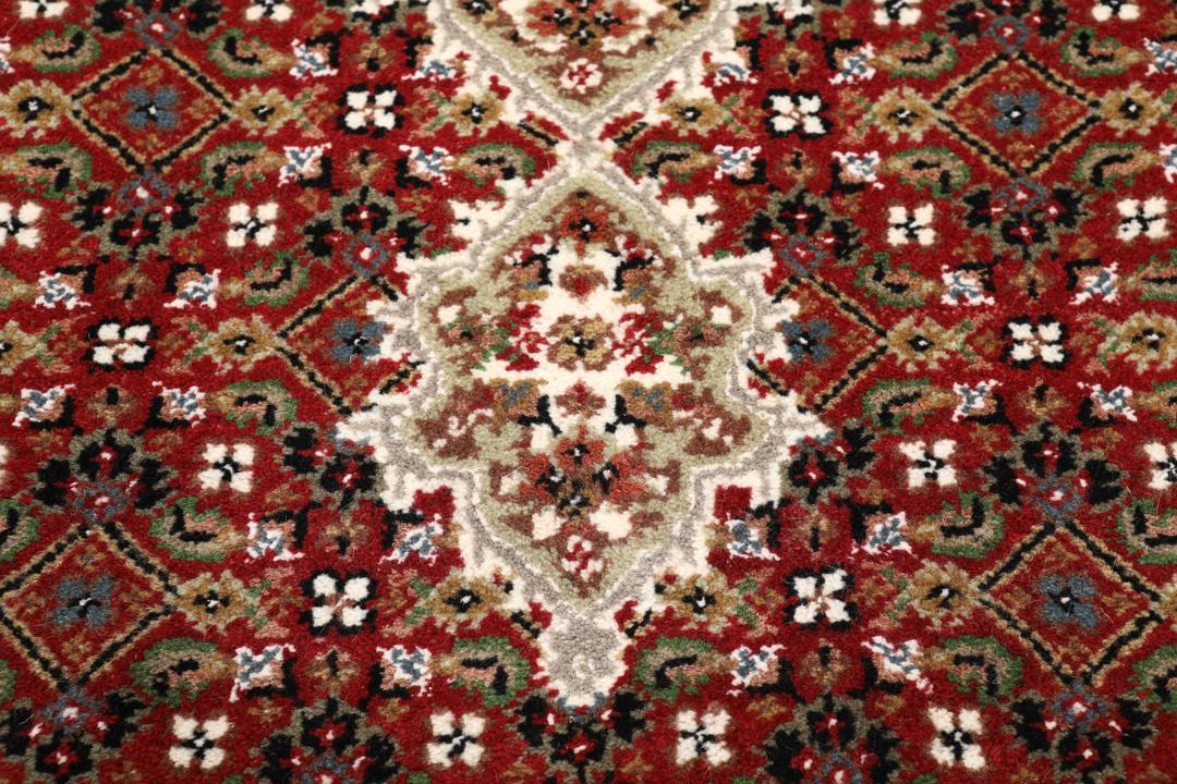Tapis Tabriz noué à la main originaire d'Inde dans des tons rouges et beiges