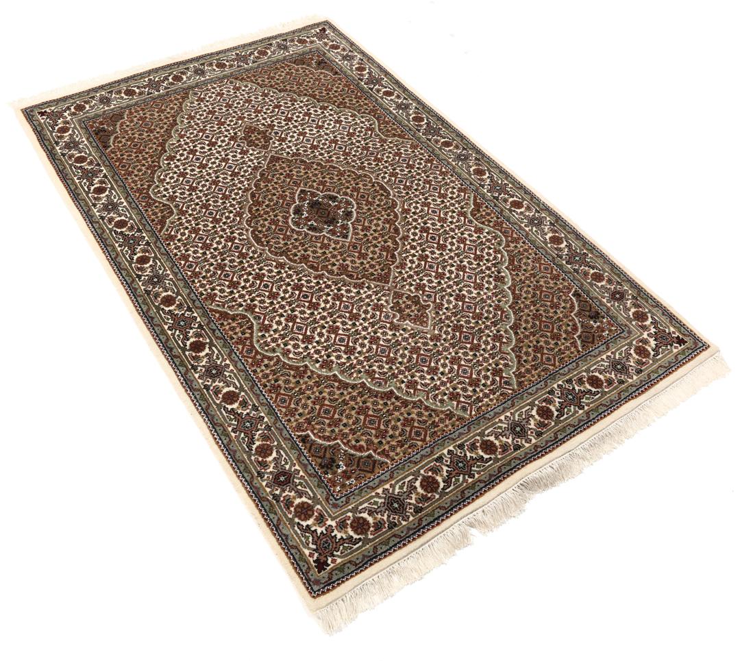 Een handgeknoopt Tabriz tapijt uit India met een centraal medaillon in bruine en beige tinten.
