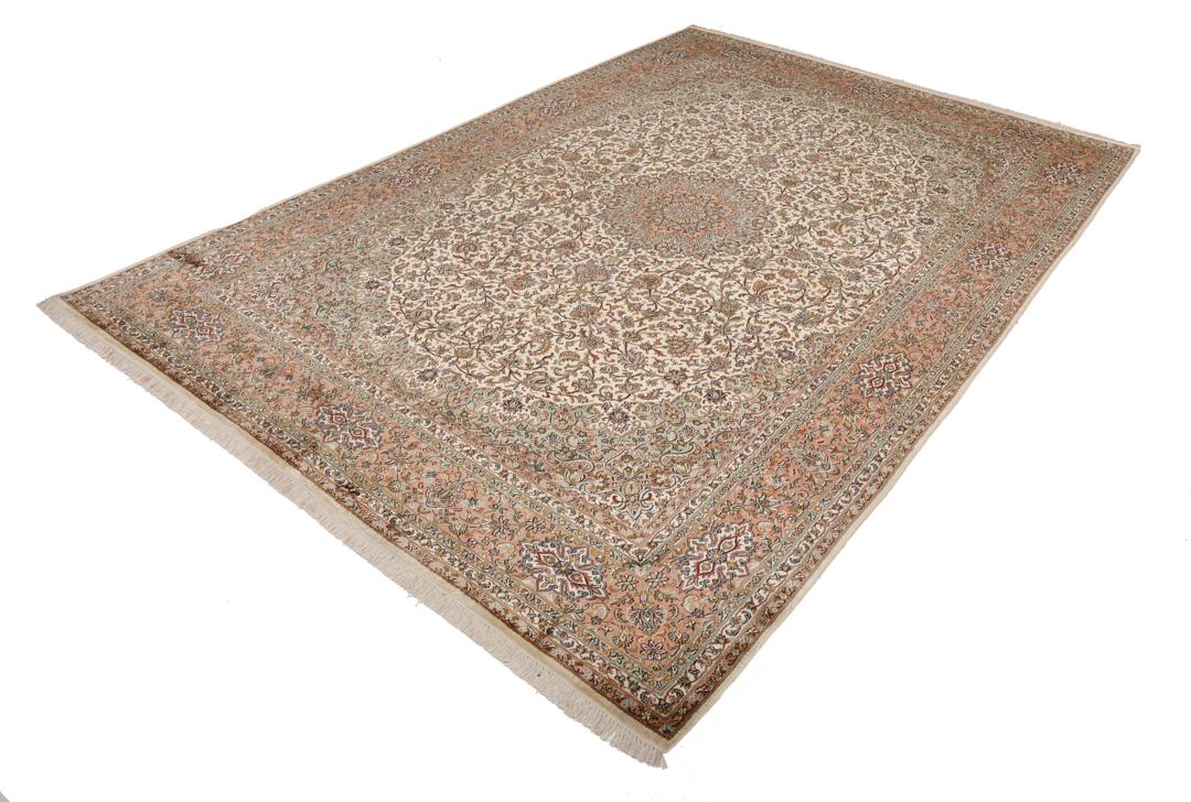 Handgeknoopt Kashmir zijden tapijt uit India met een delicaat bloemenpatroon in beige en zachte rode tinten.