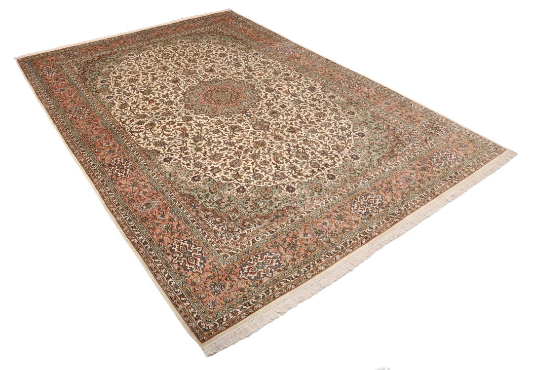 Handgeknoopt Kashmir zijden tapijt uit India met een delicaat bloemenpatroon in beige en zachte rode tinten.