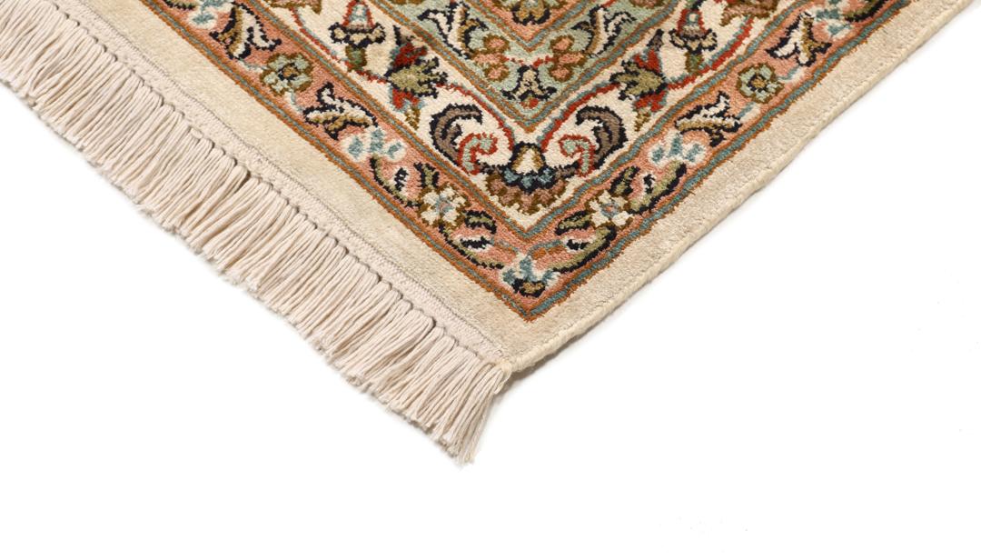 Handgeknoopt Kashmir zijden tapijt uit India met een delicaat bloemenpatroon in beige en zachte rode tinten.