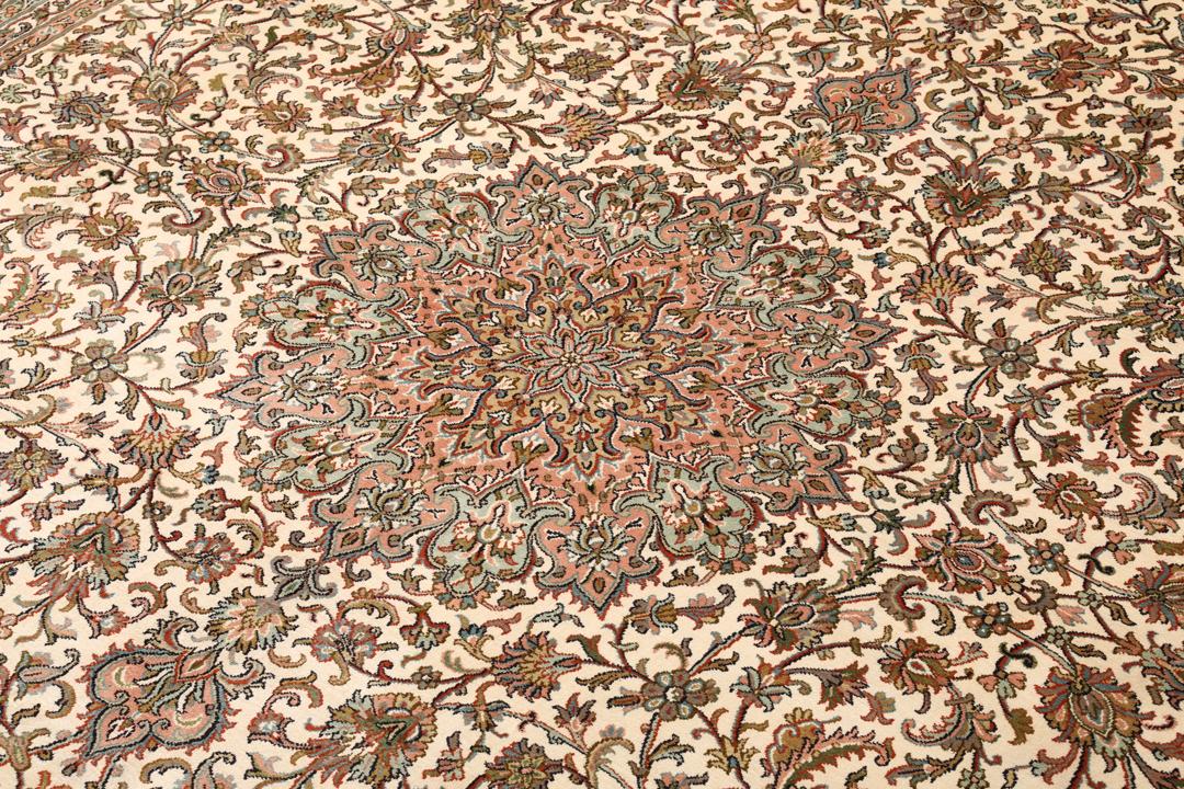 Handgeknoopt Kashmir zijden tapijt uit India met een delicaat bloemenpatroon in beige en zachte rode tinten.