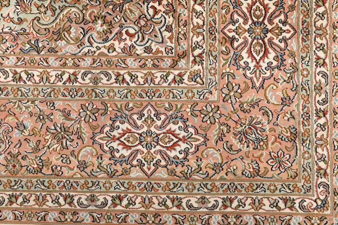Handgeknoopt Kashmir zijden tapijt uit India met een delicaat bloemenpatroon in beige en zachte rode tinten.