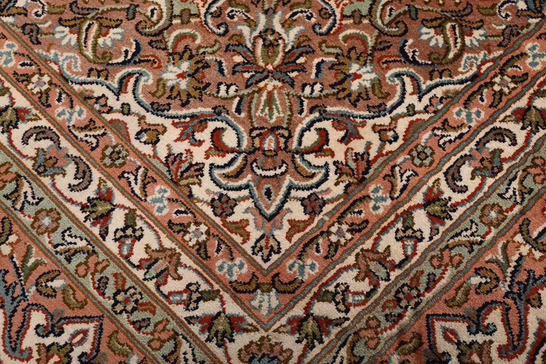 Handgeknoopt Kashmir zijden tapijt uit India met een delicaat bloemenpatroon in beige en zachte rode tinten.