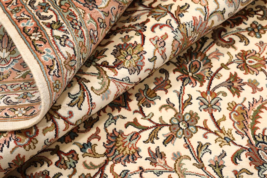 Handgeknoopt Kashmir zijden tapijt uit India met een delicaat bloemenpatroon in beige en zachte rode tinten.