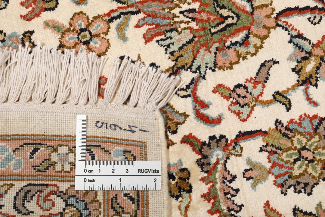 Handgeknoopt Kashmir zijden tapijt uit India met een delicaat bloemenpatroon in beige en zachte rode tinten.