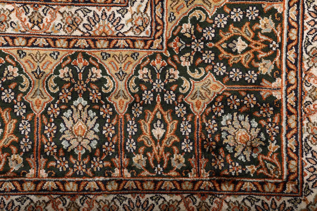 Håndknyttet Kashmir-silketæppe fra Indien med indviklede blomstermønstre i beige og mørkegrøn