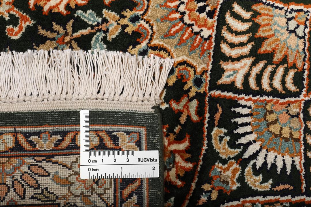 Håndknyttet Kashmir-silketæppe fra Indien med indviklede blomstermønstre i beige og mørkegrøn