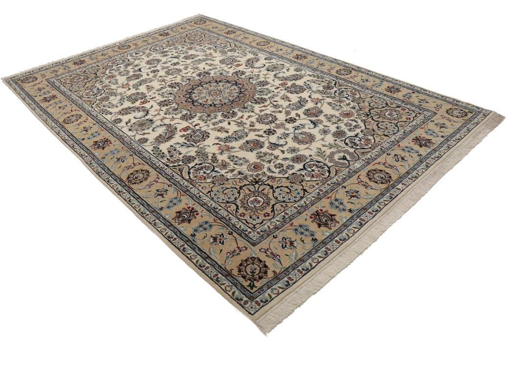 Håndknyttet Nain Indo-tæppe med blomstermedaljon-design i beige og blå fra Indien.