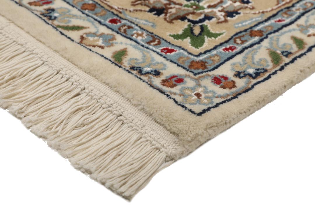 Håndknyttet Nain Indo-tæppe med blomstermedaljon-design i beige og blå fra Indien.
