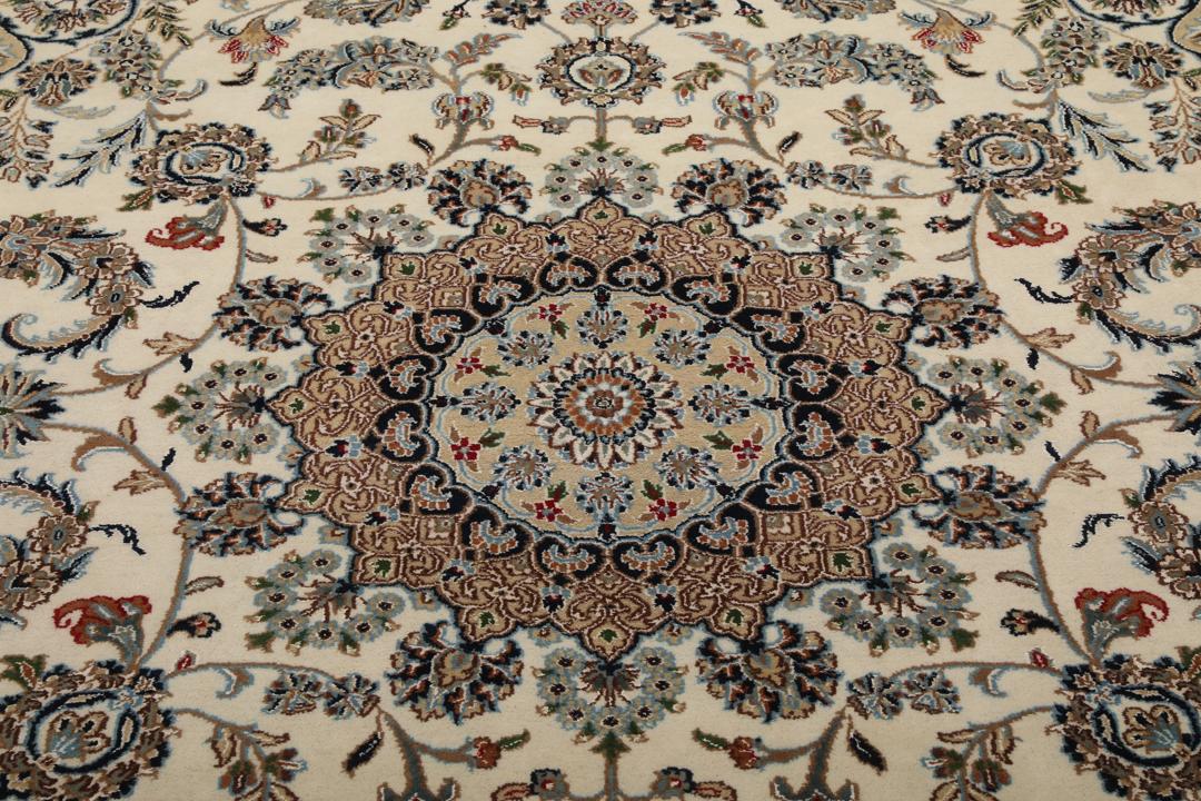 Håndknyttet Nain Indo-tæppe med blomstermedaljon-design i beige og blå fra Indien.