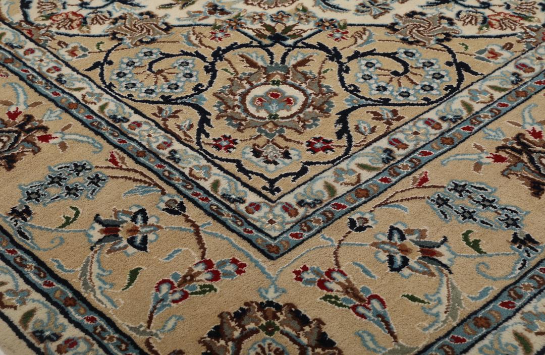 Håndknyttet Nain Indo-tæppe med blomstermedaljon-design i beige og blå fra Indien.