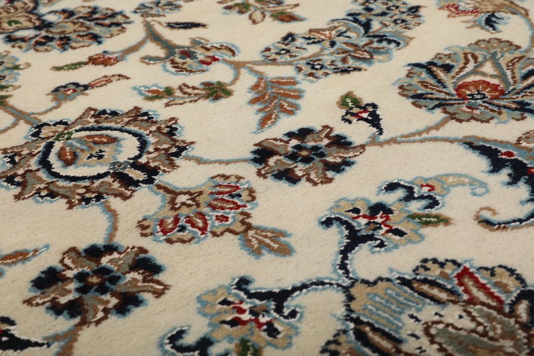 Håndknyttet Nain Indo-tæppe med blomstermedaljon-design i beige og blå fra Indien.