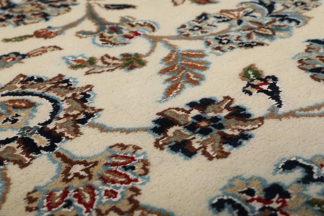 Håndknyttet Nain Indo-tæppe med blomstermedaljon-design i beige og blå fra Indien.