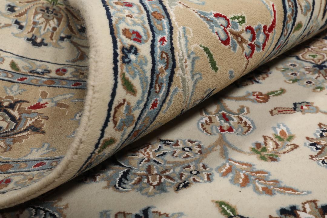 Håndknyttet Nain Indo-tæppe med blomstermedaljon-design i beige og blå fra Indien.