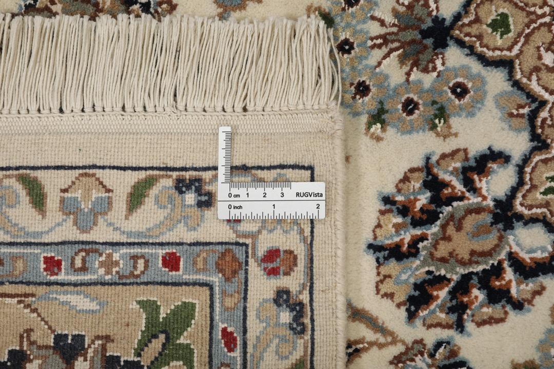 Håndknyttet Nain Indo-tæppe med blomstermedaljon-design i beige og blå fra Indien.