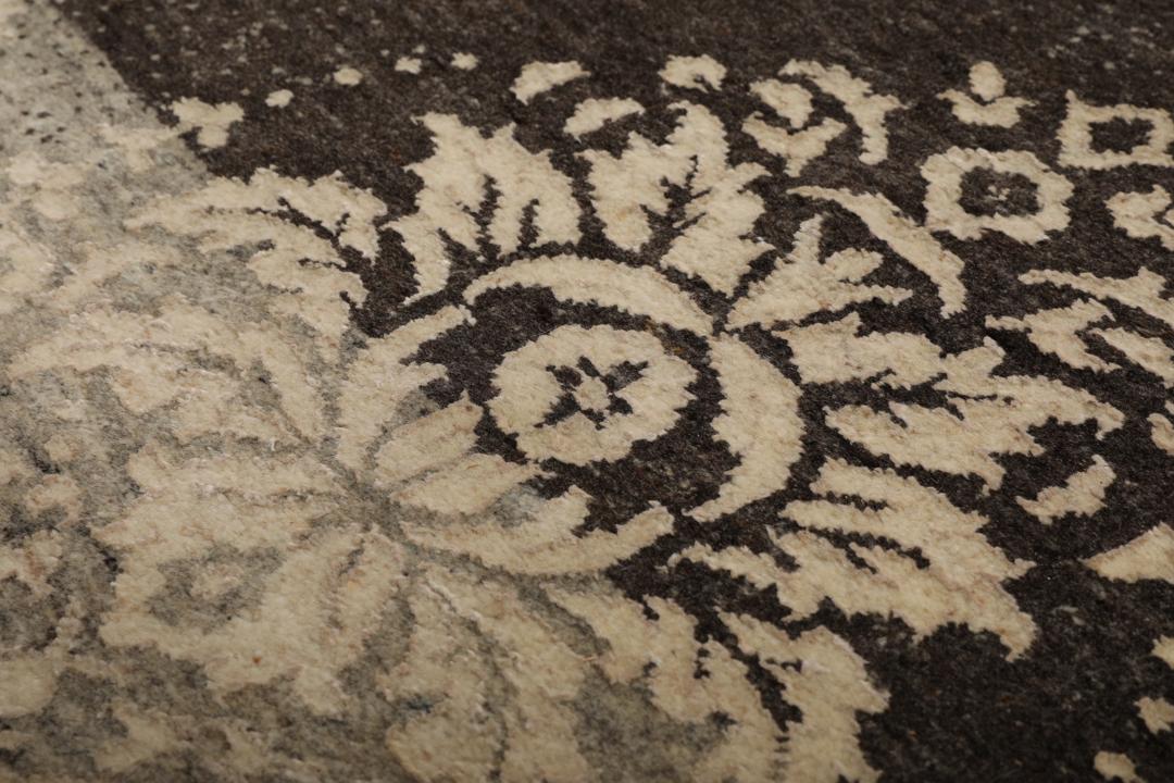 Handgeknoopt Gabbeh Loribaft-tapijt uit India in donkergrijze en beige tinten.