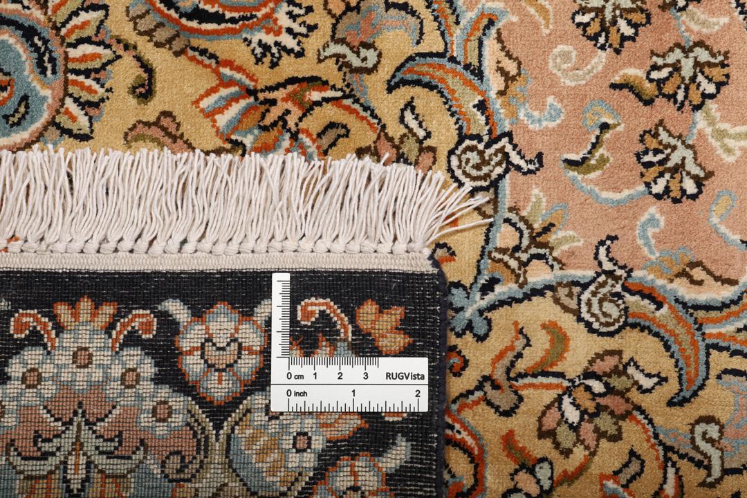 Et håndknyttet Kashmir-silketæppe fra Indien i blå og beige nuancer.