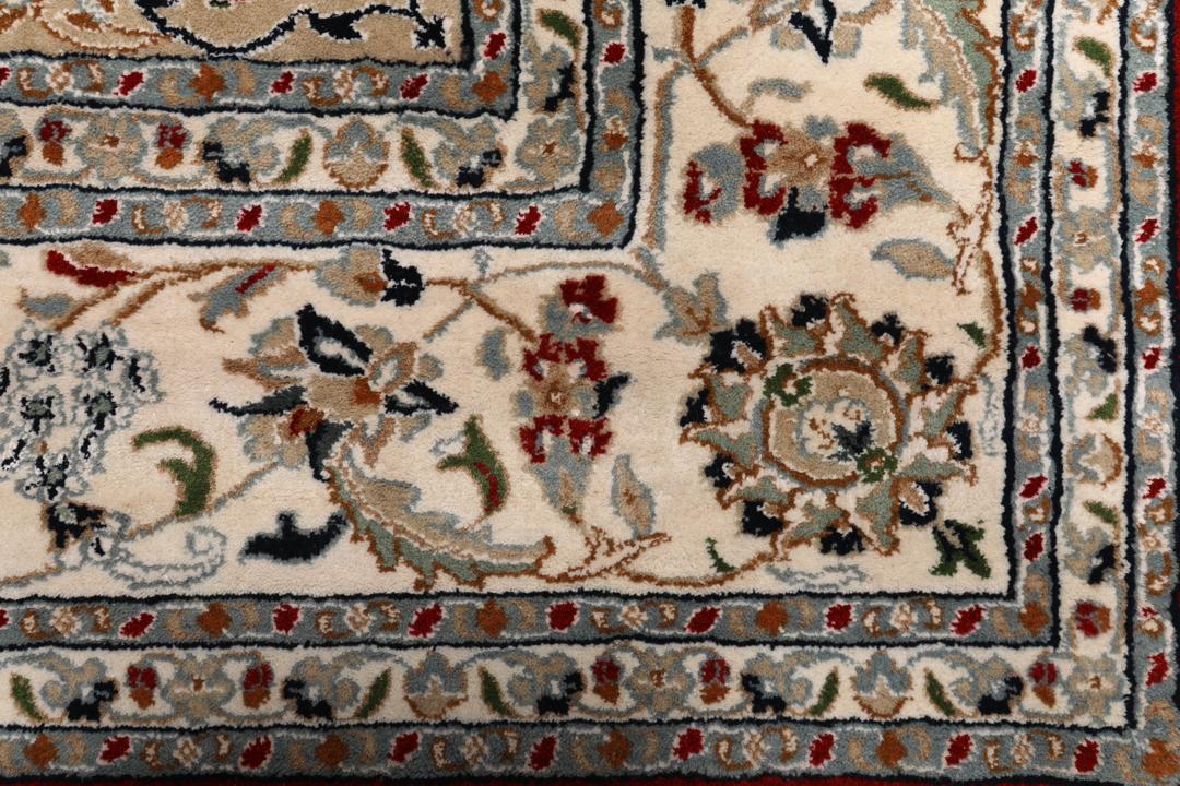 Et håndknyttet Nain Indo-tæppe fra Indien i mørkerøde og beige nuancer.