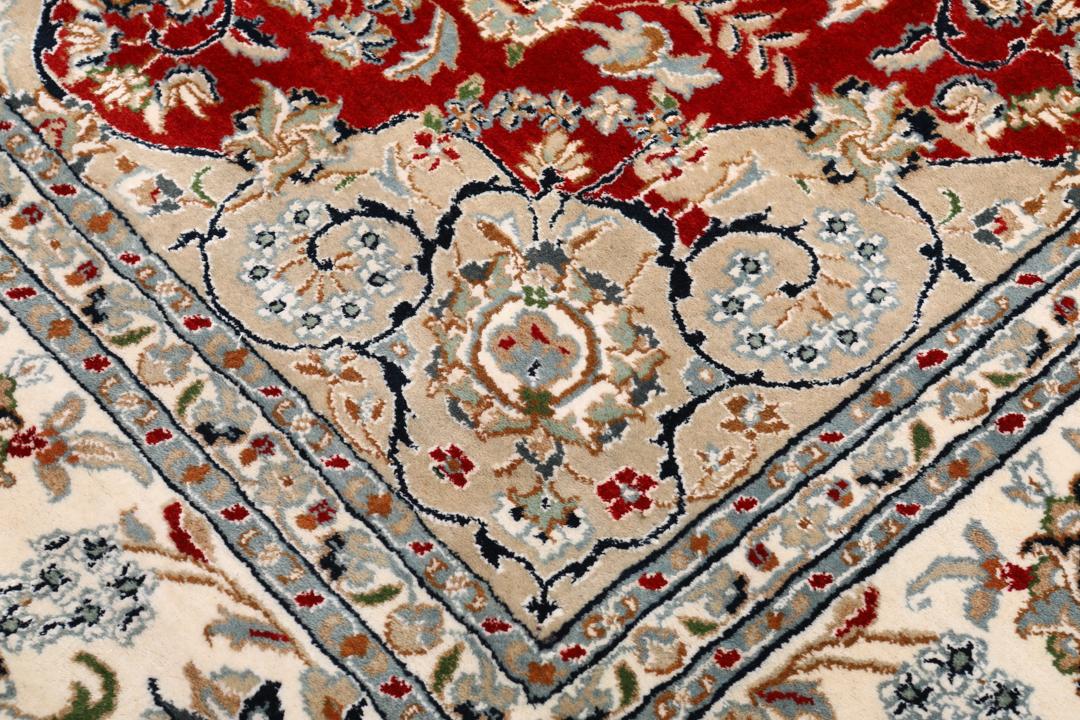 Et håndknyttet Nain Indo-tæppe fra Indien i mørkerøde og beige nuancer.
