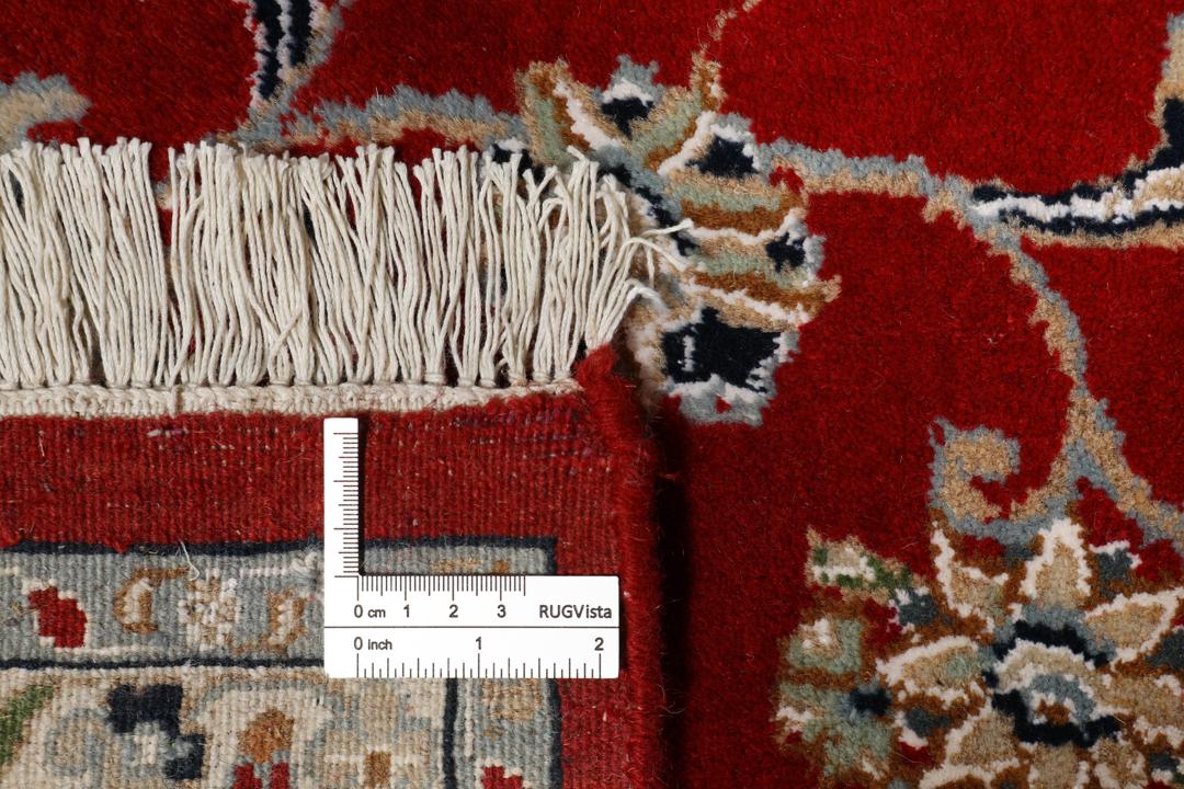 Et håndknyttet Nain Indo-tæppe fra Indien i mørkerøde og beige nuancer.