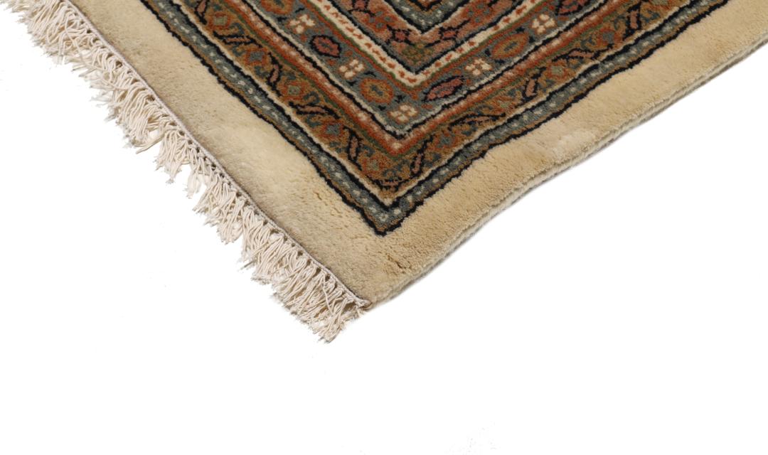 Tapis Mir Indo noué main venant d'Inde dans des tons beige et marron chaleureux.