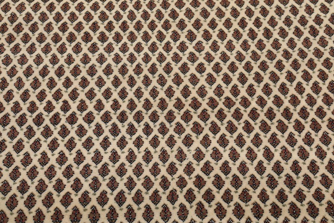 Tapis Mir Indo noué main venant d'Inde dans des tons beige et marron chaleureux.