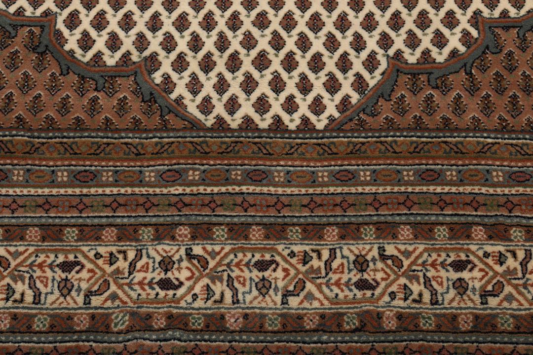 Tapis Mir Indo noué main venant d'Inde dans des tons beige et marron chaleureux.