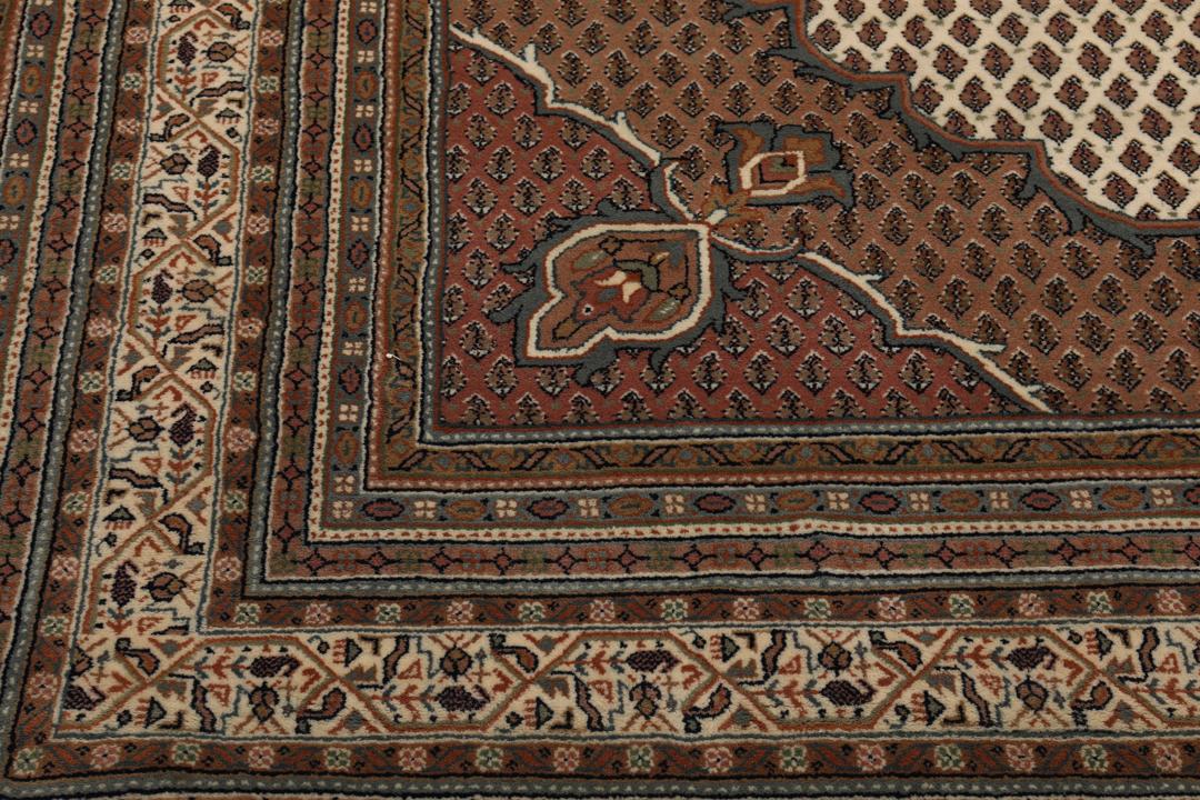 Tapis Mir Indo noué main venant d'Inde dans des tons beige et marron chaleureux.