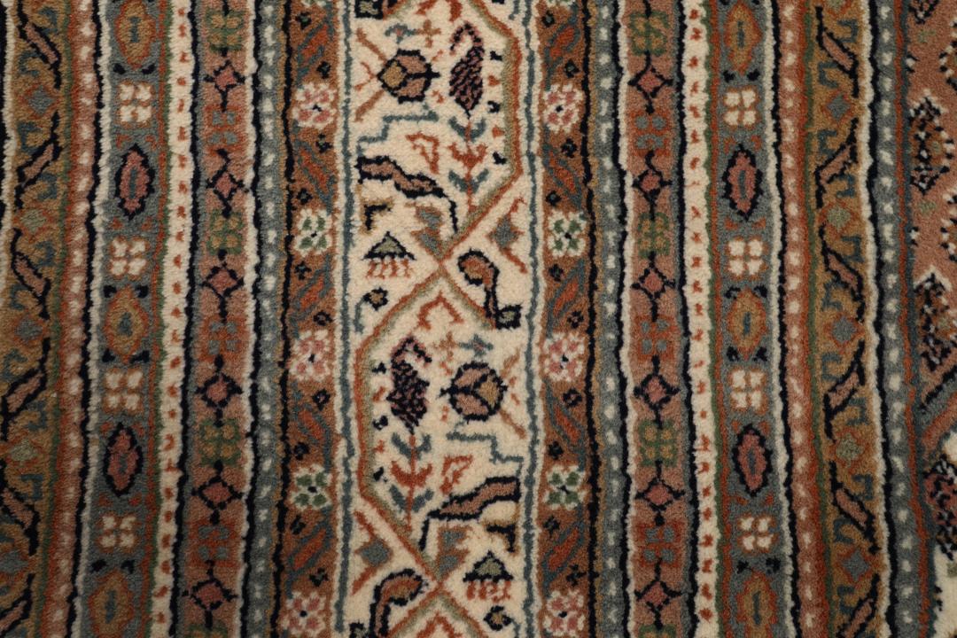 Tapis Mir Indo noué main venant d'Inde dans des tons beige et marron chaleureux.