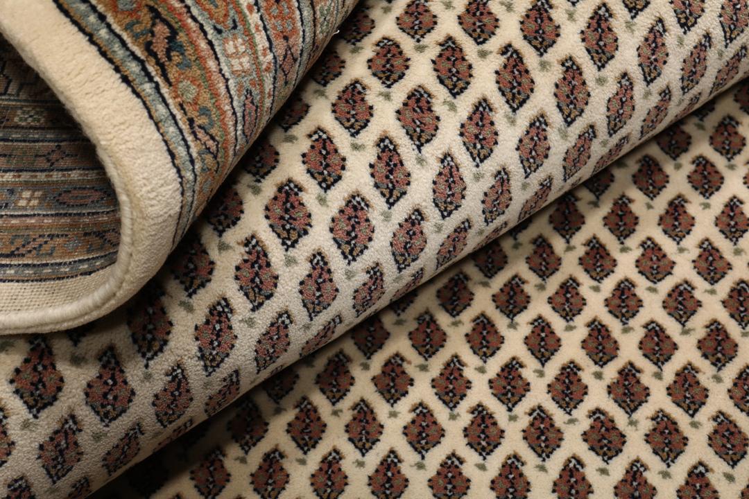 Tapis Mir Indo noué main venant d'Inde dans des tons beige et marron chaleureux.