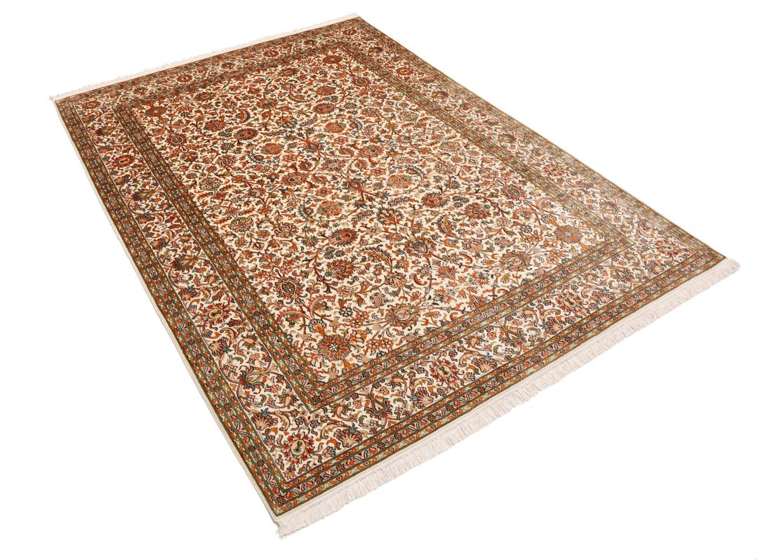Et håndknyttet Kashmir-silketæppe fra Indien med en beige baggrund og indviklede blomstermotiver.