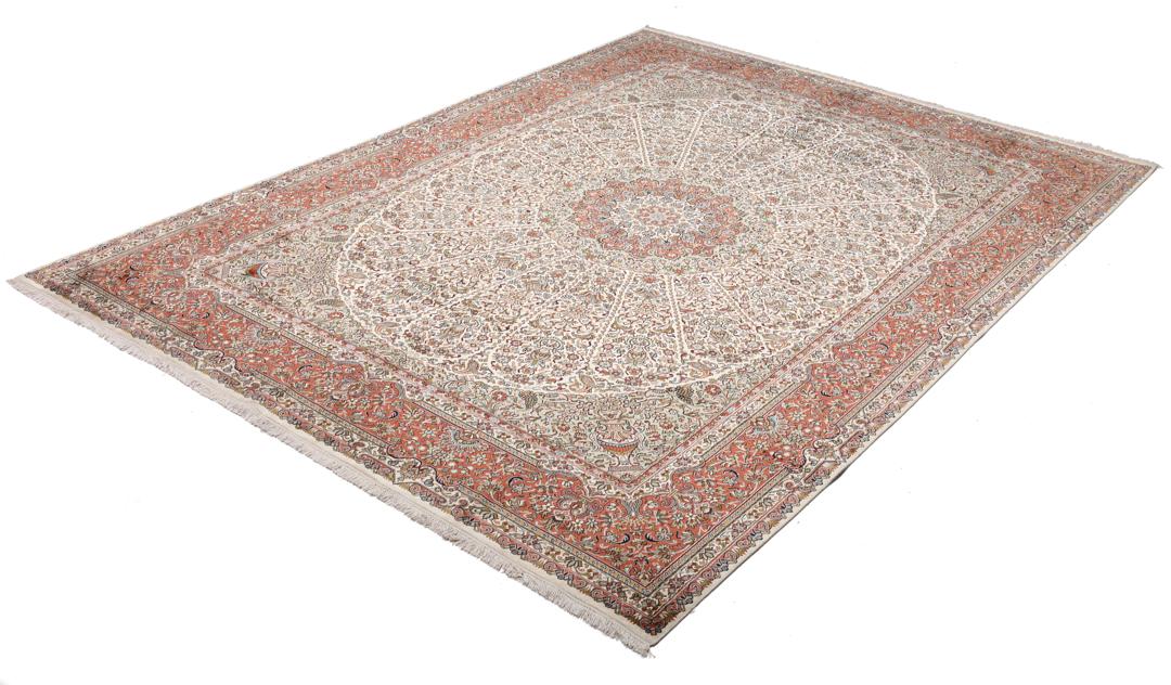 Et håndknyttet Kashmir-silketæppe fra Indien med et indviklet blomstermønster i beige og røde nuancer.