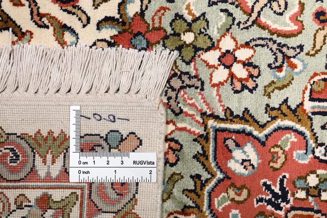 Et håndknyttet Kashmir-silketæppe fra Indien med et indviklet blomstermønster i beige og røde nuancer.