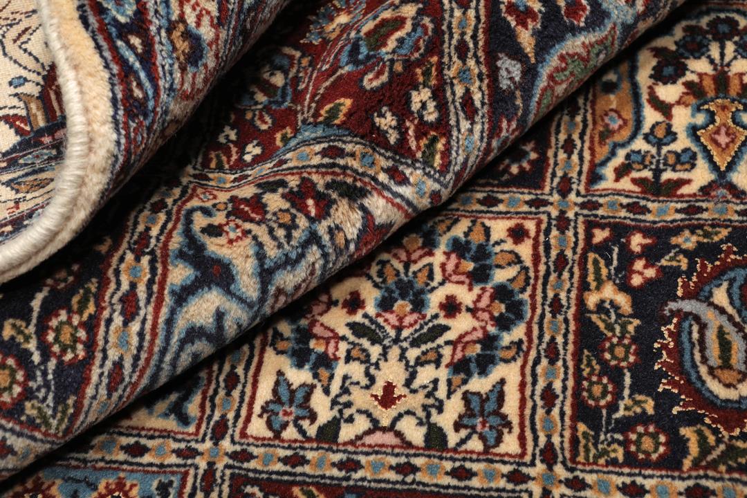 Een handgeknoopt Moud-tapijt uit het Midden-Oosten in veelkleurige tinten