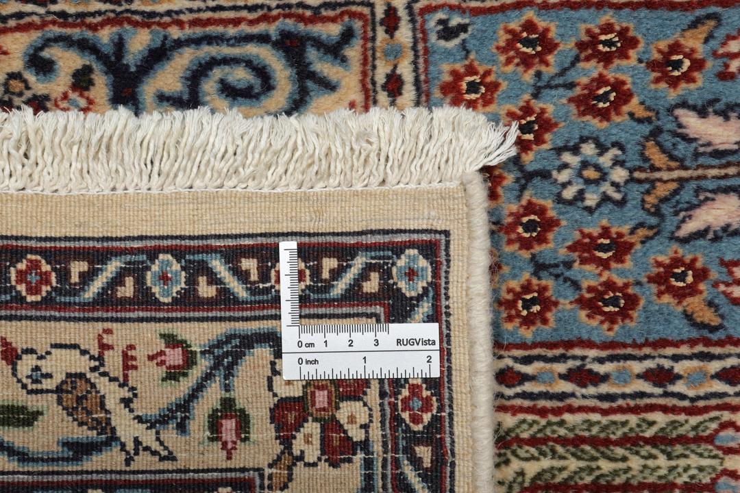 Een handgeknoopt Moud-tapijt uit het Midden-Oosten in veelkleurige tinten