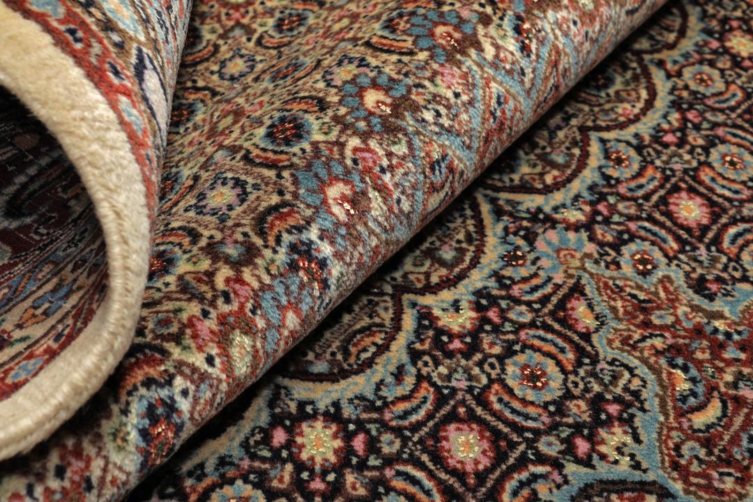 Kvadratisk håndlavet Moud-tæppe fra Mellemøsten i røde og beige toner