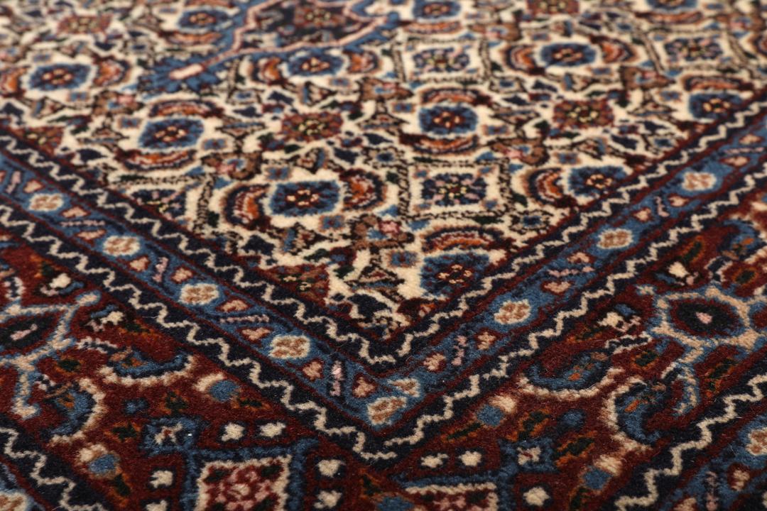 Een handgemaakte Moud loper met ingewikkelde bloempatronen in veelkleurige tinten.