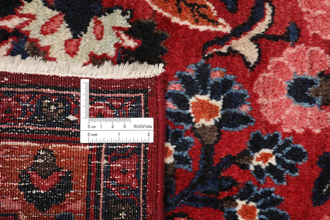 Een groot, rechthoekig handgeknoopt Moud-tapijt uit het Midden-Oosten met ingewikkelde florale patronen in donkerrode en blauwe tinten.