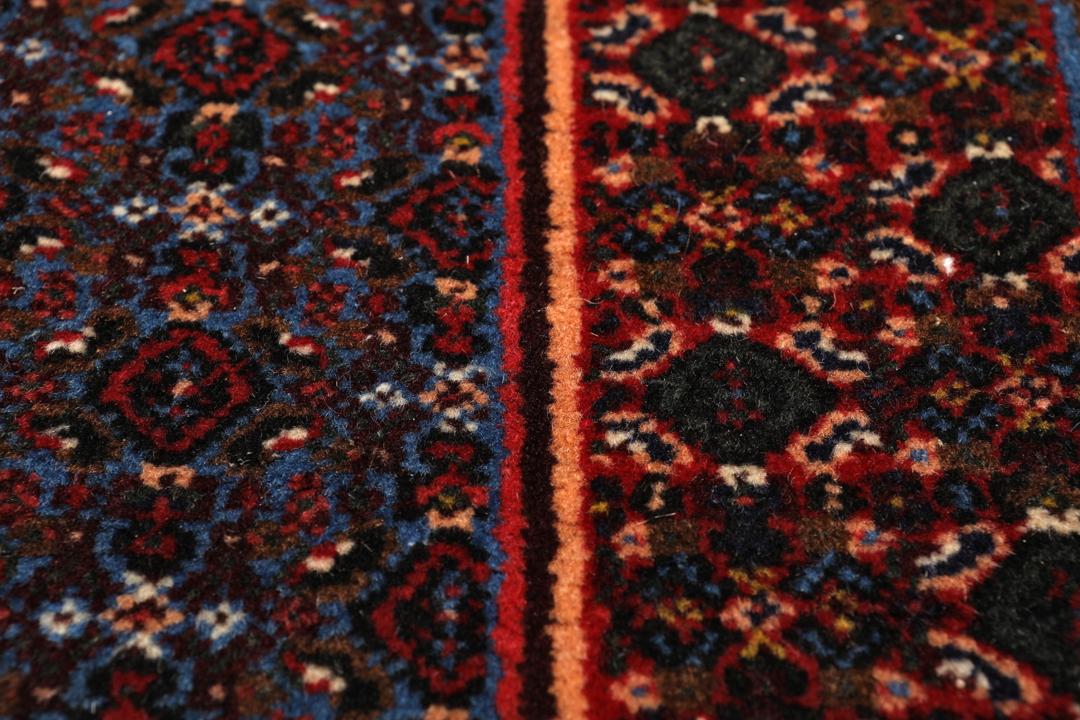 Håndknyttet Senneh-tæppe med et mørkerødt og blåt geometrisk design fra Mellemøsten