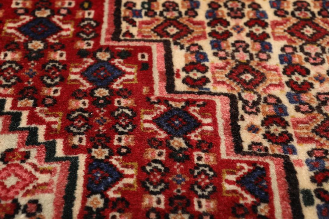Handgeknoopt Senneh wollen tapijt uit het Midden-Oosten in donkerrood en beige