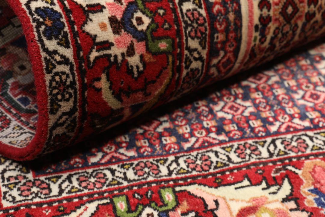 Handgeknoopt Senneh wollen tapijt uit het Midden-Oosten in donkerrood en beige