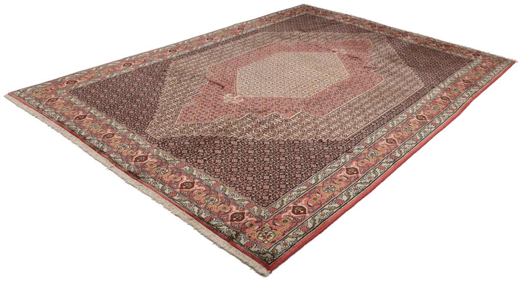 Handgeknoopt Senneh wollen tapijt uit het Midden-Oosten in multicolor tinten.