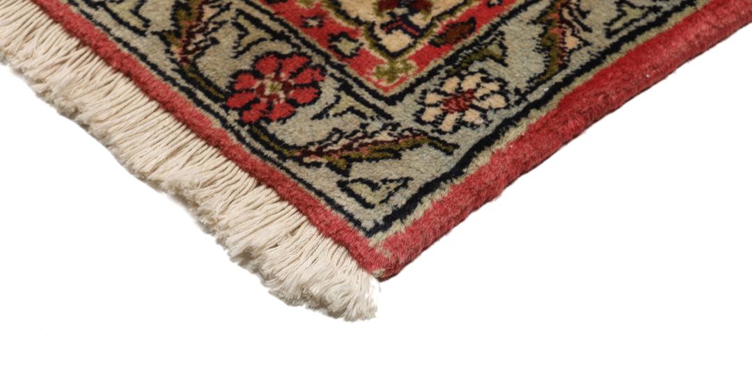 Handgeknoopt Senneh wollen tapijt uit het Midden-Oosten in multicolor tinten.