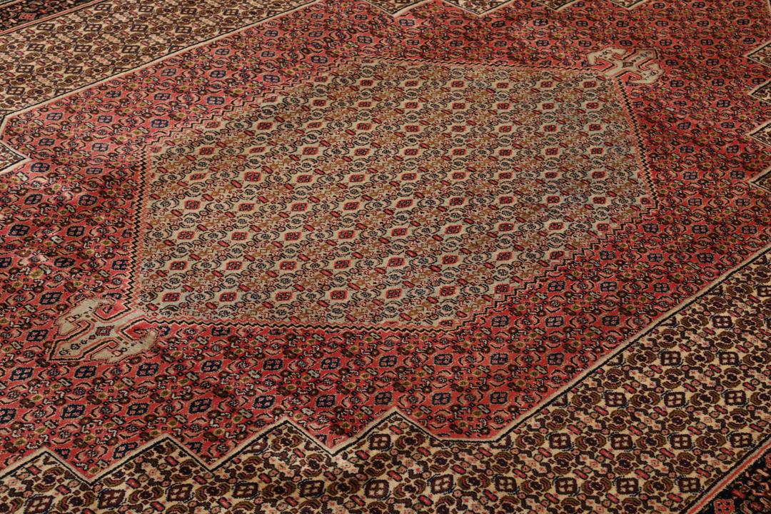 Handgeknoopt Senneh wollen tapijt uit het Midden-Oosten in multicolor tinten.
